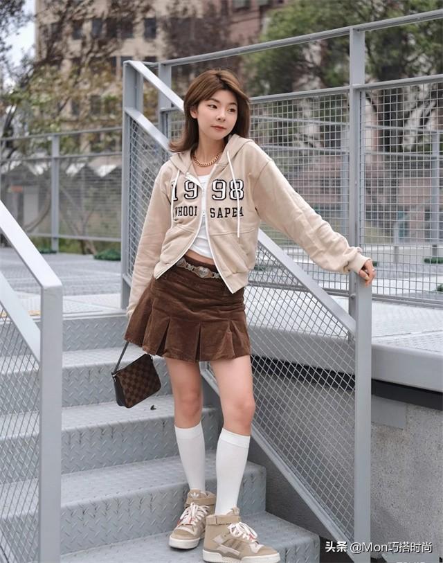 卫衣搭配什么裤子好看女，女生卫衣配什么裤子好看（今年流行这4种卫衣搭配）