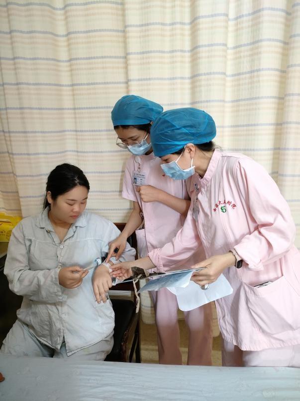 爱护眼睛绘画图片，保护眼睛的儿童画怎么画（手绘致敬白衣天使）