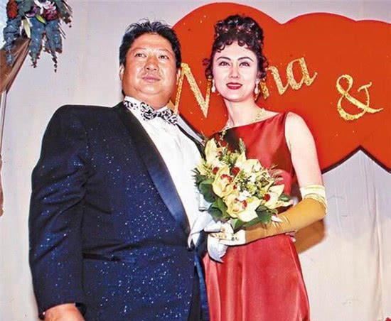 李晨妻子是谁，李晨的老婆叫什么名字（结婚30年无儿无女无怨言）