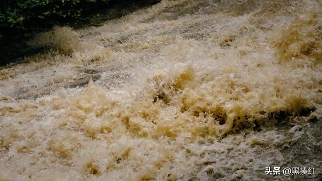 风蚀蘑菇地貌简介，风蚀蘑菇什么地貌（一个旅行者对“网红打卡地成夺命险地”的思考）