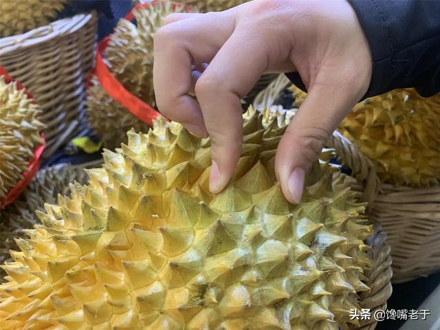 怎么挑选剥开的榴莲肉，榴莲剥出来是什么样子的肉（买榴莲：别只会挑大的）