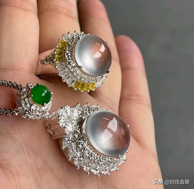 什么叫玻璃种翡翠，翡翠中的玻璃种是什么样的（无色玻璃种翡翠的璀璨之美）