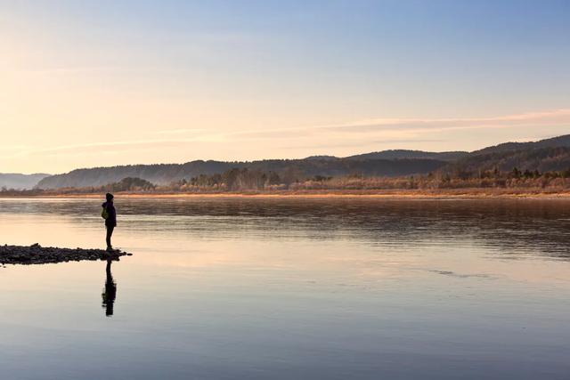 摆渡人的深层含义，摆渡人的深层含义是什么（《摆渡人》：生活能渡的）