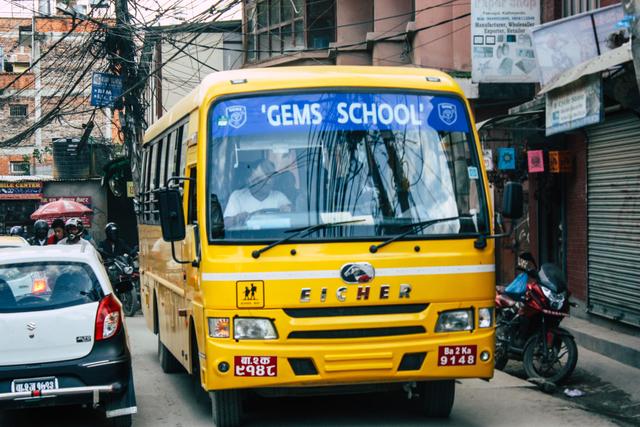 尼泊尔是哪个国家，尼泊尔是哪个国家的殖民地（尼泊尔，穷啥不能穷学生！）