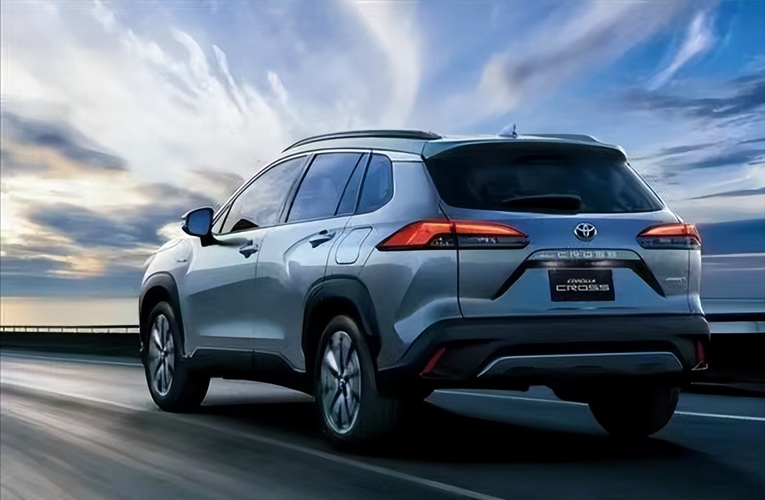 在外观方面,一汽丰田卡罗拉锐放基本延续了美国版卡罗拉cross的设计.