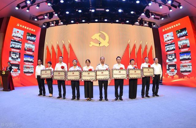 社区和居委会哪个级别大，社区大还是居委会大（<主任>是否属于公职人员）