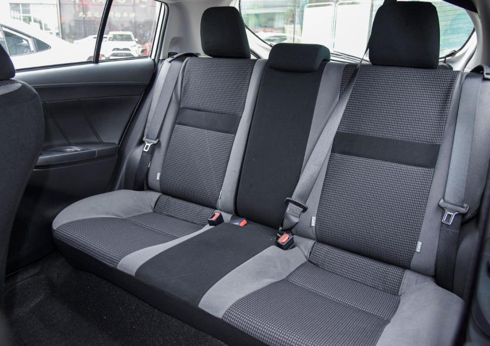 织物座椅是意料之中的,后排靠背支持按比例放倒,其实威驰fs后备箱储物