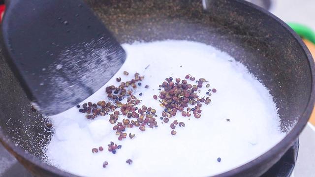 一斤腊肉放多少盐，做腊肉腌制一般要放多少盐一斤肉（只放盐不正宗容易坏）