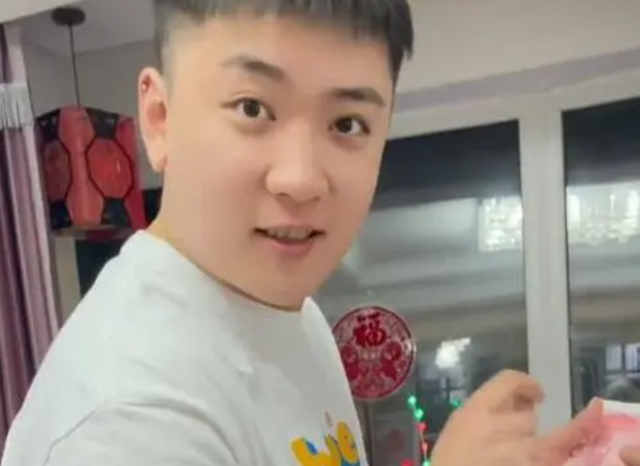 戴“名表”穿“名牌”？变形计李勒优被批忘本，崔晋现身霸气护妹