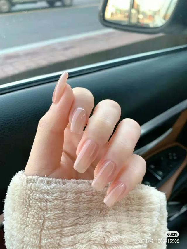 指甲油裸色和透明色有什么区别，护甲油和透明色的指甲油一样吗（显白好看，春夏必做）