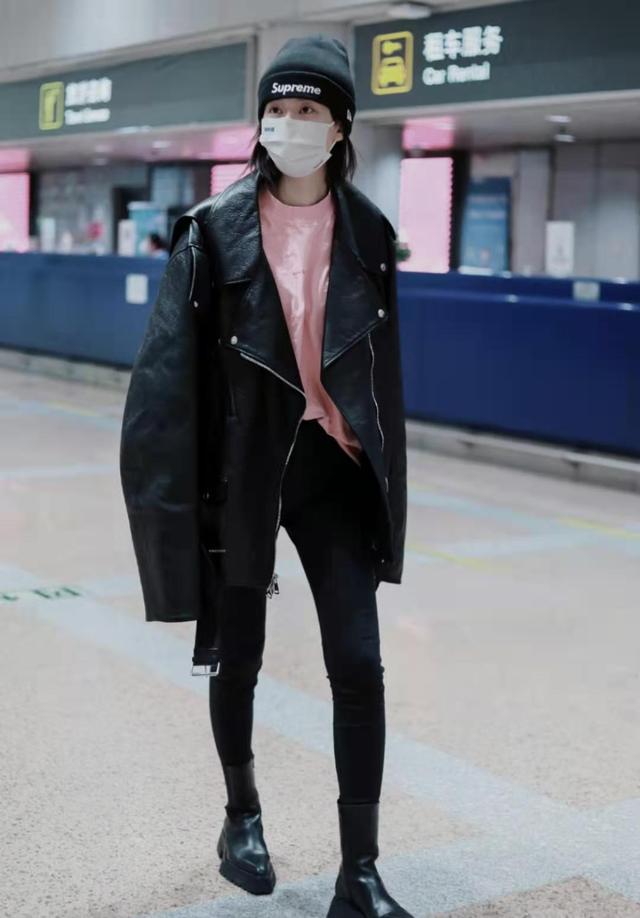 皮衣搭配什么裤子，皮衣有哪些搭配技巧（“乔欣”不愧是时尚达人）