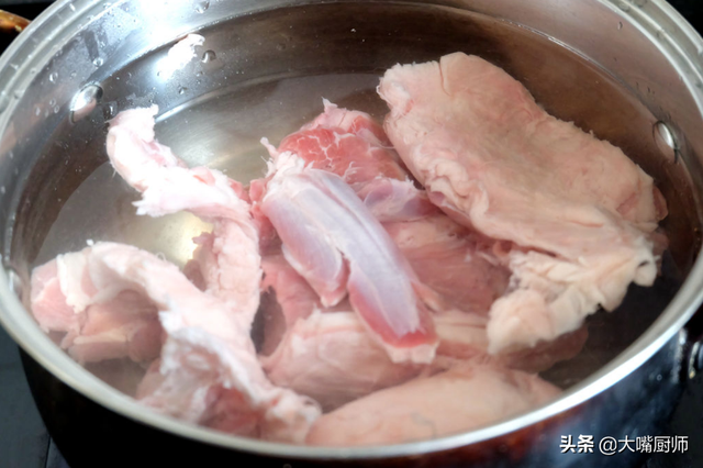 烩羊肉的家常做法，红烩羊肉的最正宗做法（只放4种料就够了）