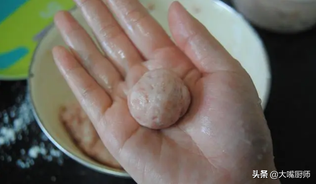 炸肉丸子的家常做法，炸肉丸子的家常做法酥脆（牢记“加2样做2步”）