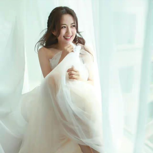 “排骨精”靠边站，丰腴美人才是真绝色，这10位女星美炸了