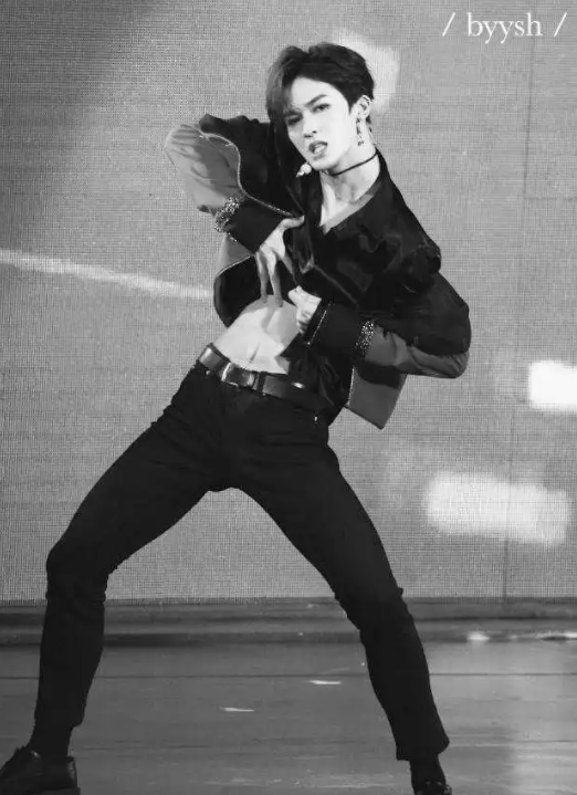 腹肌照片图(男星晒腹肌修罗场) - 赤虎壹号