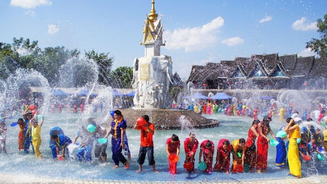 傣族的传统节日，彝族的传统节日（傣历新年是泼水节）