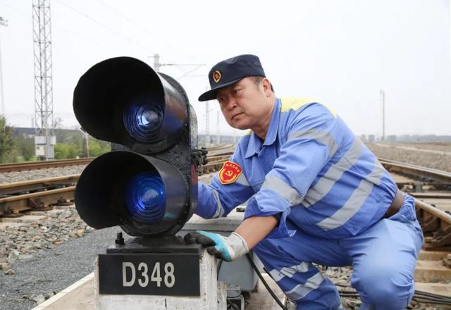 前照灯标志图片,汽车灯标志图解大全(这火车上的灯是咋回事)_犇涌向乾