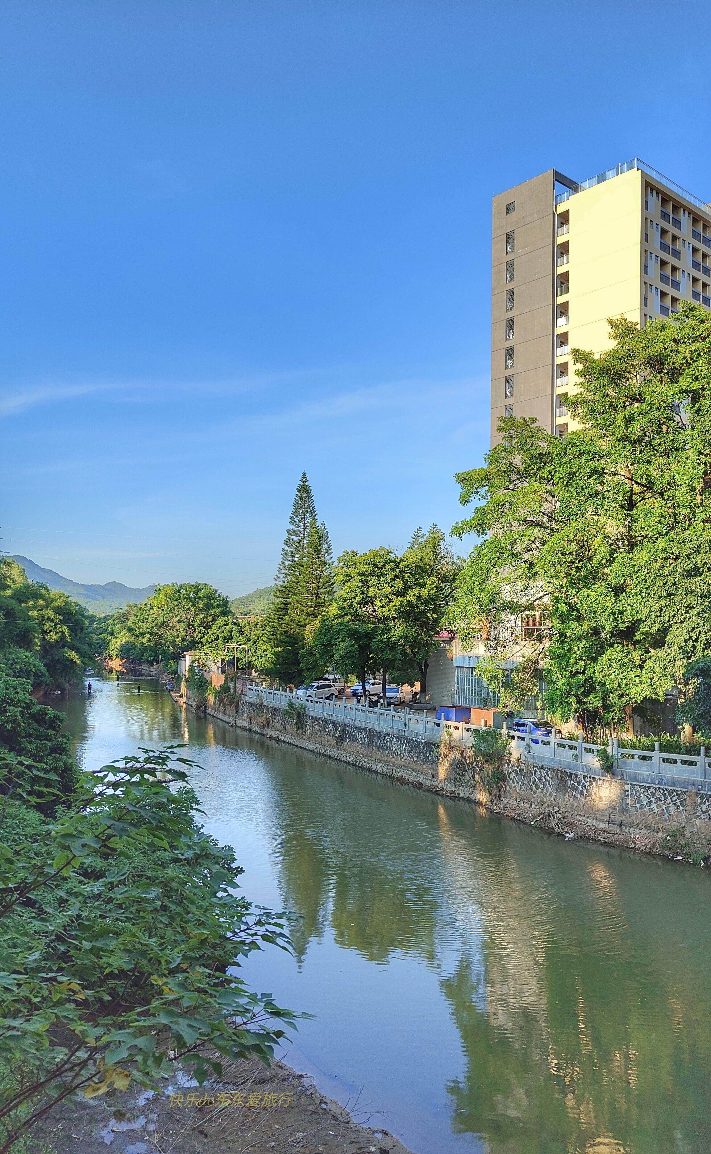 梅州的小香港位於嘉應學院北門外面,緊鄰嘉應學院江北校區的學生宿舍