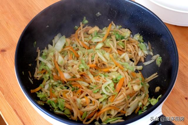 炒烙饼家常做法正宗炒烙饼怎么做，如何烙炒饼的饼（怪不得北方人这么爱吃炒饼）