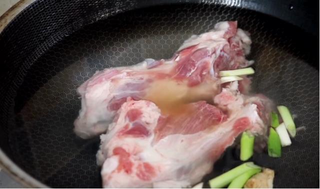 高汤的熬制方法，高汤的熬制方法及配料（熬骨头汤切记别直接炖）