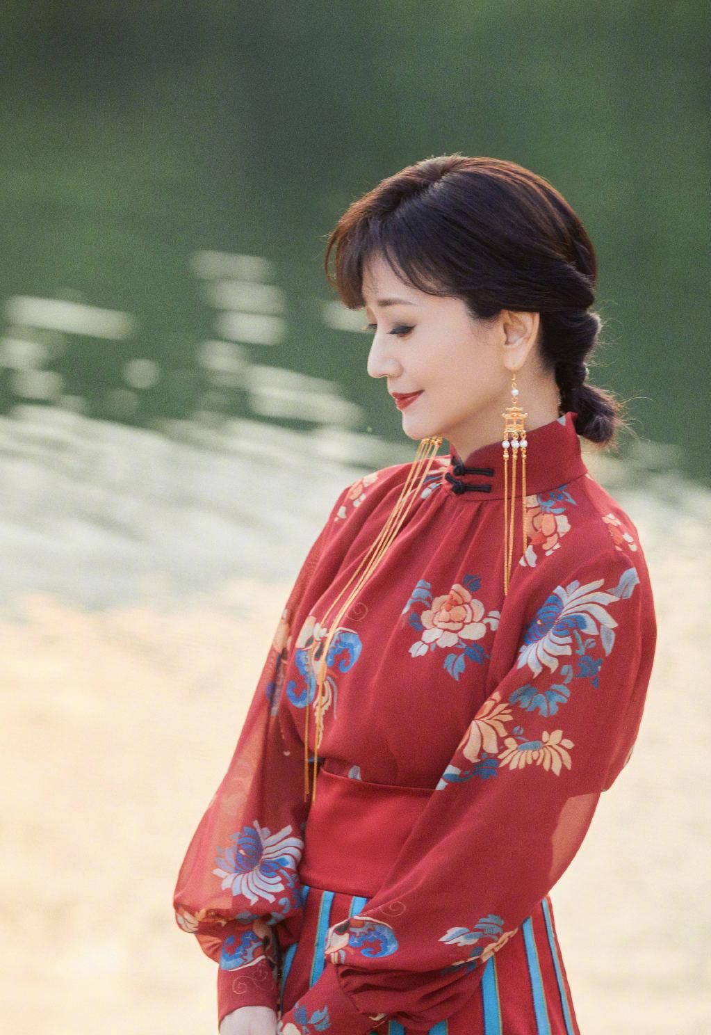 67岁赵雅芝秋意写真曝光 国风长裙搭流苏耳环雍容华贵
