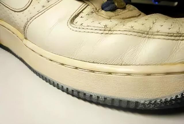 白鞋网面很脏怎么洗技巧，白鞋网面脏了如何清理（鞋子穿久了“黑乎乎”难清洁）