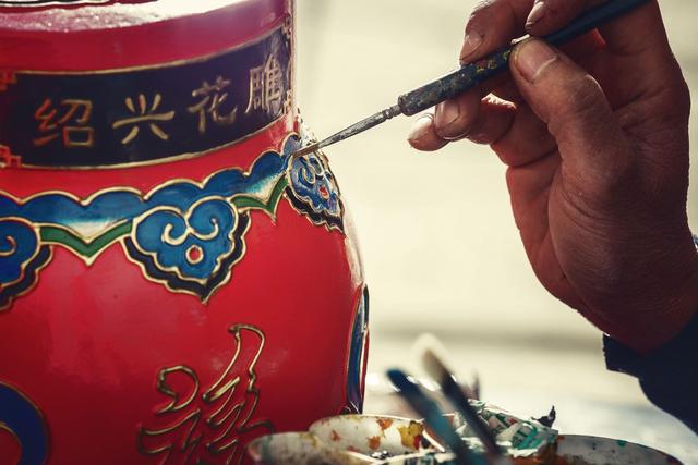 绍兴花雕酒女儿红的真假鉴别，绍兴黄酒女儿红花雕酒（让我告诉你“女儿红”和“花雕”）