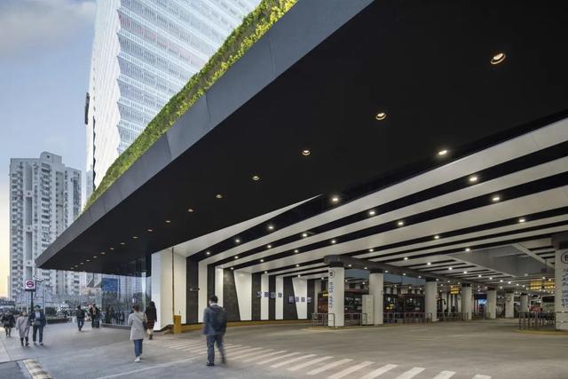 陆家嘴金融广场，上海浦东金融广场——将浦东新区商业和交通配套无缝结合