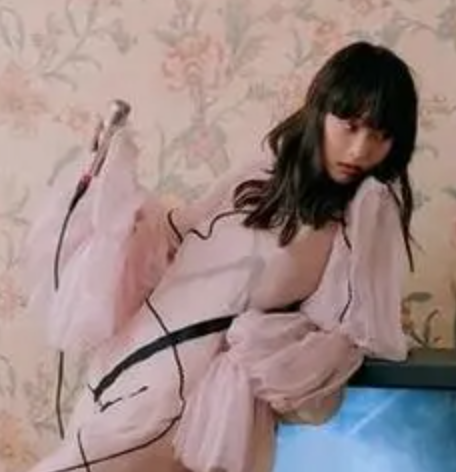 甜妹田曦薇，微信头像，甜妹田曦薇（迪丽热巴扛不住齐刘海）
