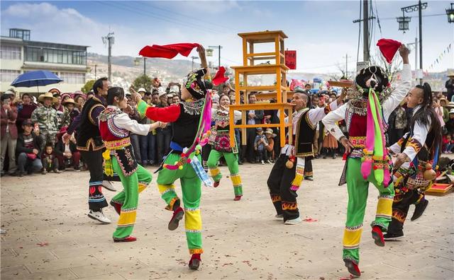 南涧彝族“跳菜”，南涧彝族跳菜广场舞（南涧跳菜——从飨宴文化到舞台艺术的蜕变）
