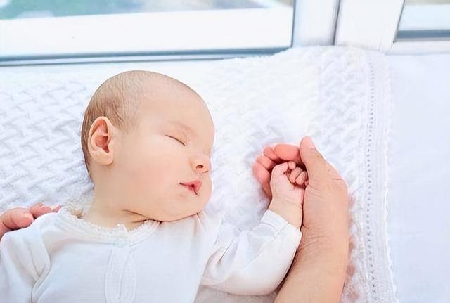 宝宝能感觉到妈妈睡旁边吗，新生儿需要挨到妈妈睡吗（家长越早知道越好）