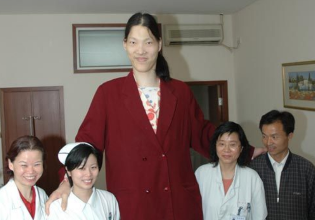 世界上有没有巨人，世界上真的存在巨人吗（中国2.48米“女巨人”）