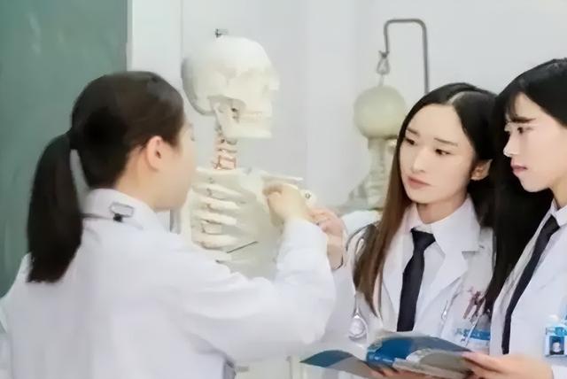 女生学医学影像学影响身体吗，女生千万不要学医学影像（看了她们上课的日常状态）