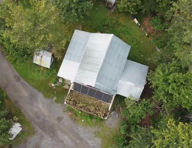 太阳能小屋设计，别墅低成本装修风格（夫妻俩买下田园小木屋）