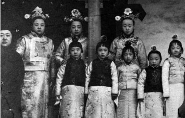 蒙古歌手格格的写真，歌手格格真名叫什么（大清灭亡后，格格们都嫁给了谁）