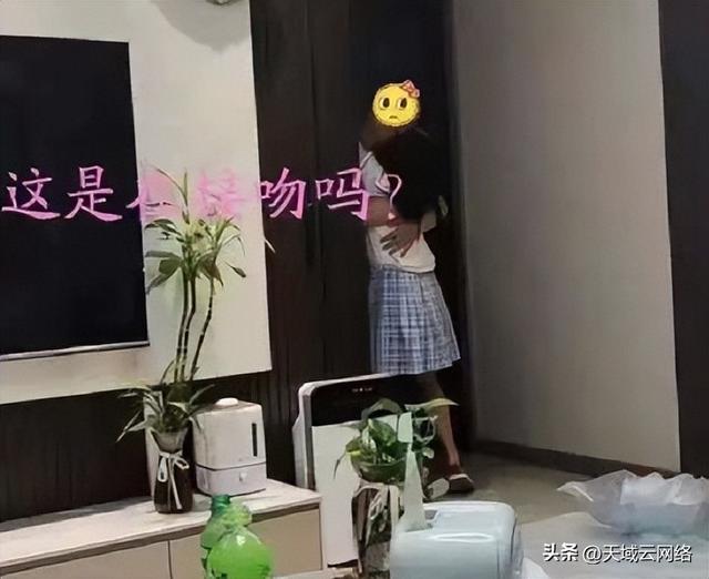 李嘉欣与儿子共浴照，李嘉欣穿白衣搂住儿子拍照（知名女星李嘉欣与儿子共浴）