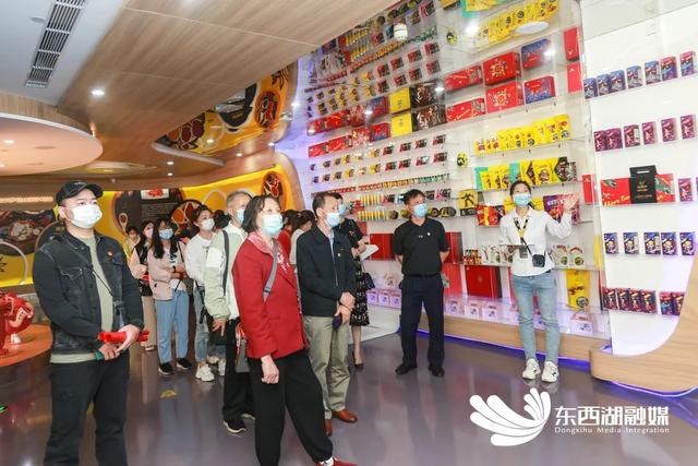 周黑鸭是哪里的特产，周黑鸭是干嘛的_周黑鸭是什么（一只让人“放心”的鸭）