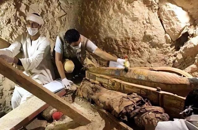 清代古墓发现奇怪女尸，历经百年五官却清晰可见