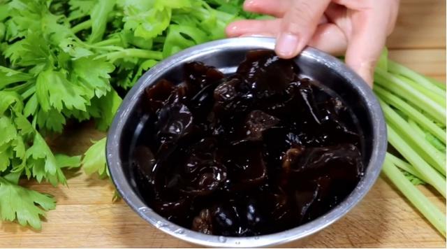 芹菜木耳做法大全家常窍门，芹菜和木耳搭配