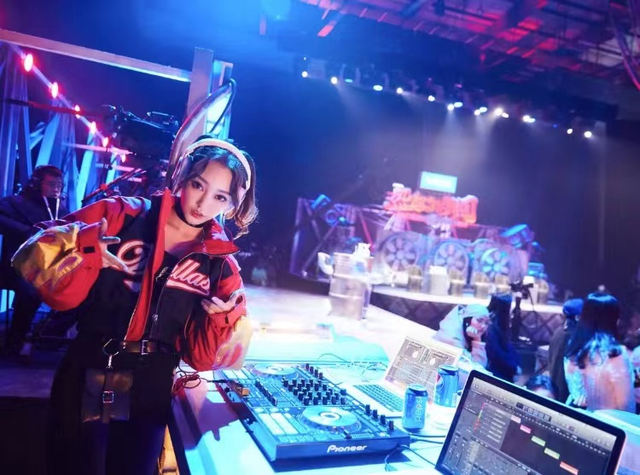 夜场男生艺名，夜店男生艺名（昏暗灯光下起舞的小老板、00后和女DJ）