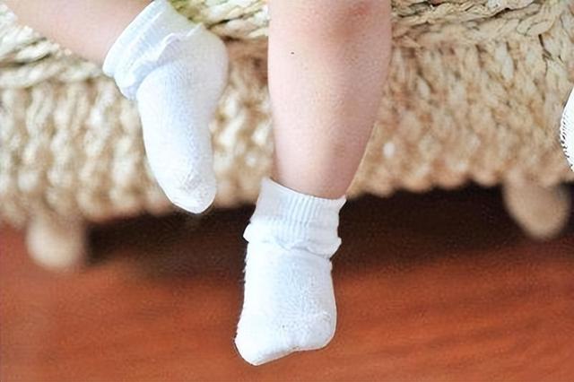 3个月婴儿要不要穿袜子，宝宝必须要一直穿着袜子吗