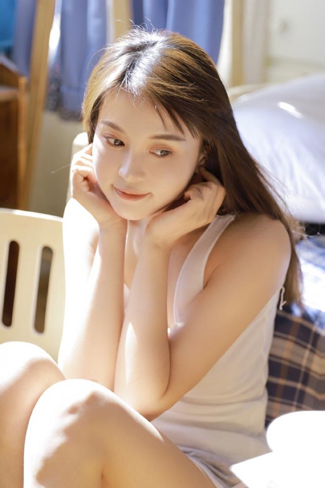 大长腿小姐姐李溪芮，大长腿小姐姐李溪芮视频（皮肤白皙的长腿小姐姐慵懒生活照图片）