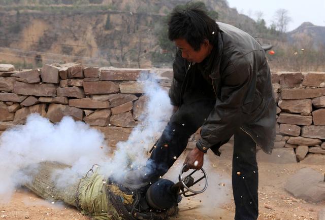 周传雄 - 问你问我歌词是什么，周传雄身体怎么了（这几首经典老歌，你还记得吗）