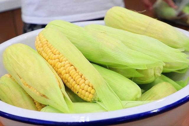 吃玉米的好处和功效与作用，吃玉米的好处和功效与作用玉米搭配哪些东西煮粥好（这几类人最好少吃或不吃）