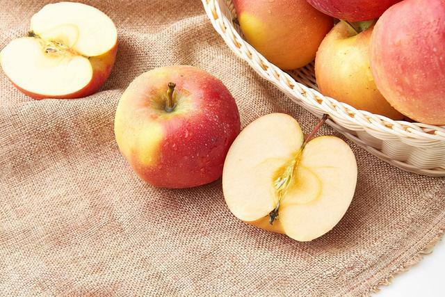 每天早上吃个苹果可以减肥吗，早上吃苹果可以减肥吗（广州一女子每天早上“空腹吃苹果”）