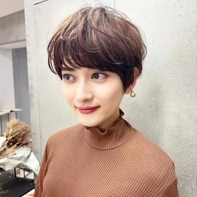 适合自然卷女生的短发，适合自然卷女生的短发图片（短发别再烫“满头卷”了）