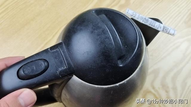 电水壶去水垢的方法，电水壶去水垢的好方法（电热水壶里撒一把）