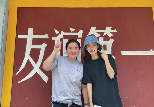 贾玲近照曝光身材，与张小斐同框“赢麻了”