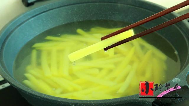 土豆做薯条怎么做，普通土豆怎么做成炸薯条（教你在家炸薯条）