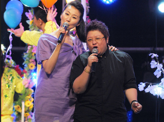 1995年,27岁的孙浩参加春节联欢晚会,唱了一首《中华民谣》一举成名.